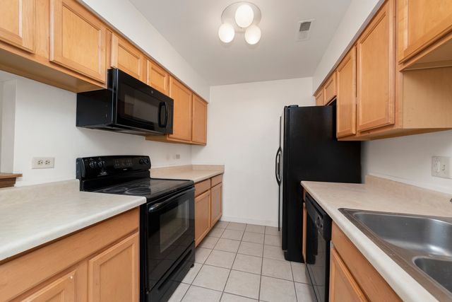 1420 Stonebridge Circle N-3, Wheaton, IL 60189