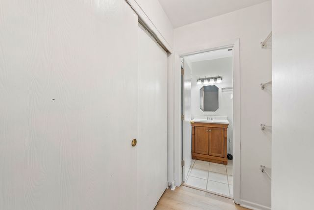 1420 Stonebridge Circle N-3, Wheaton, IL 60189