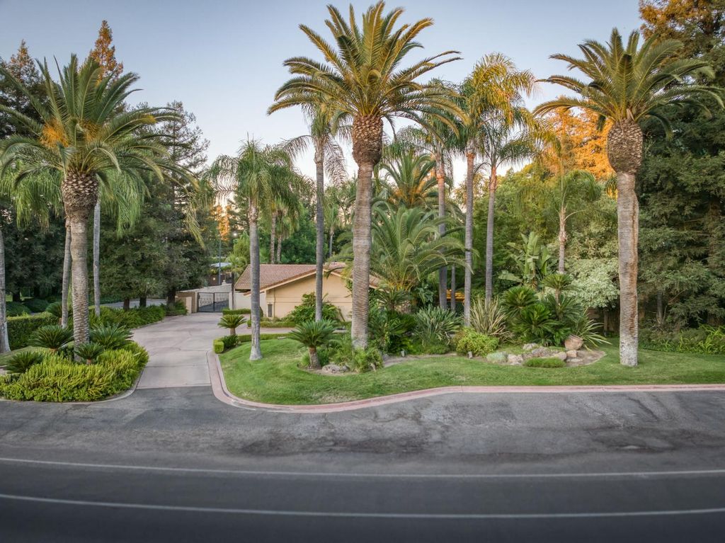 Image 1 of property listing at 5560 N Forkner Avenue, Fresno, CA 93711