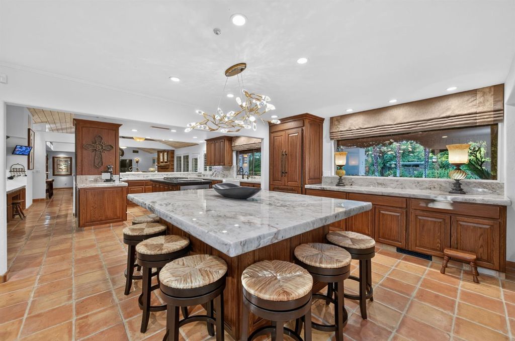 Image 16 of property listing at 5560 N Forkner Avenue, Fresno, CA 93711
