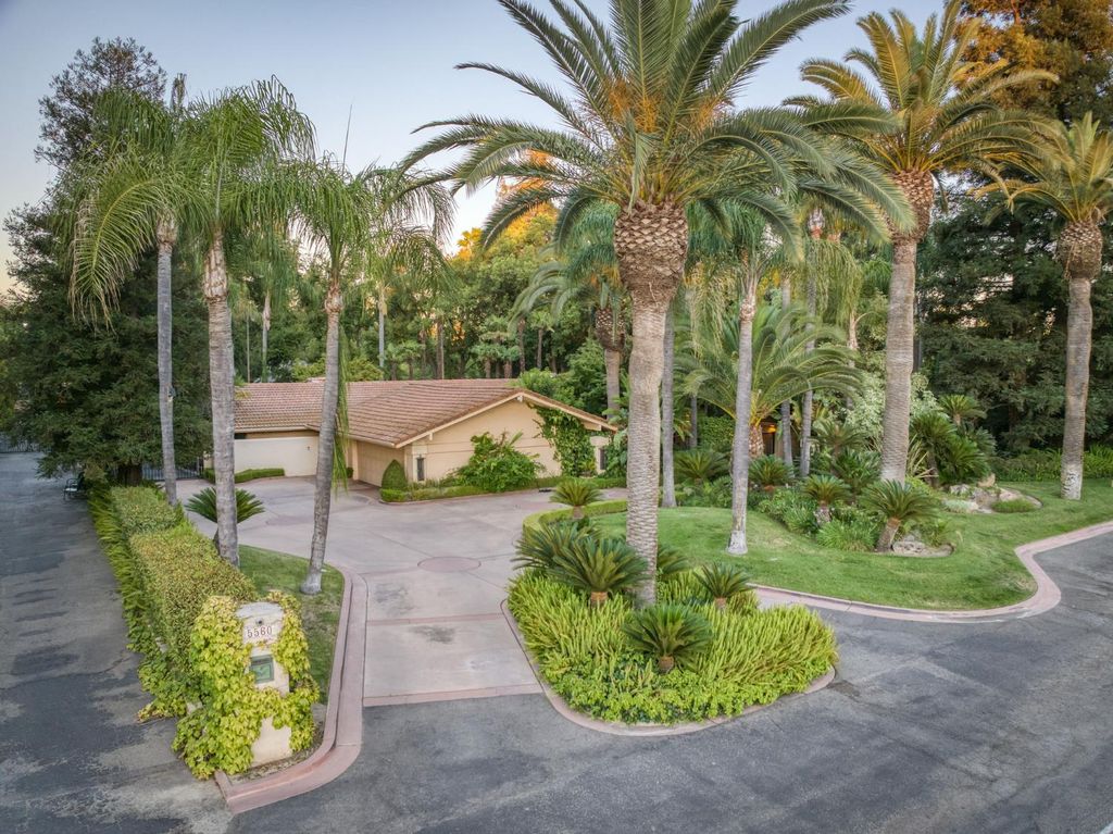 Image 2 of property listing at 5560 N Forkner Avenue, Fresno, CA 93711