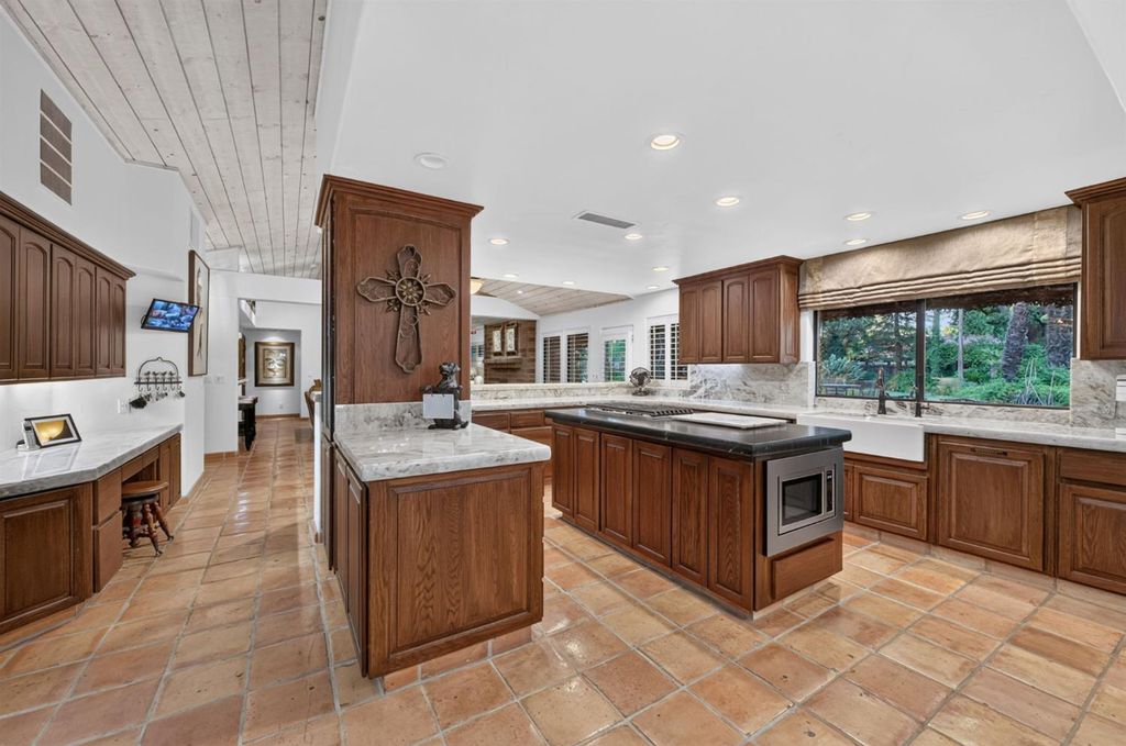 Image 20 of property listing at 5560 N Forkner Avenue, Fresno, CA 93711