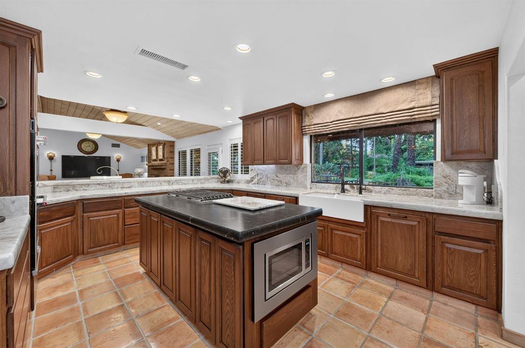 Image 21 of property listing at 5560 N Forkner Avenue, Fresno, CA 93711
