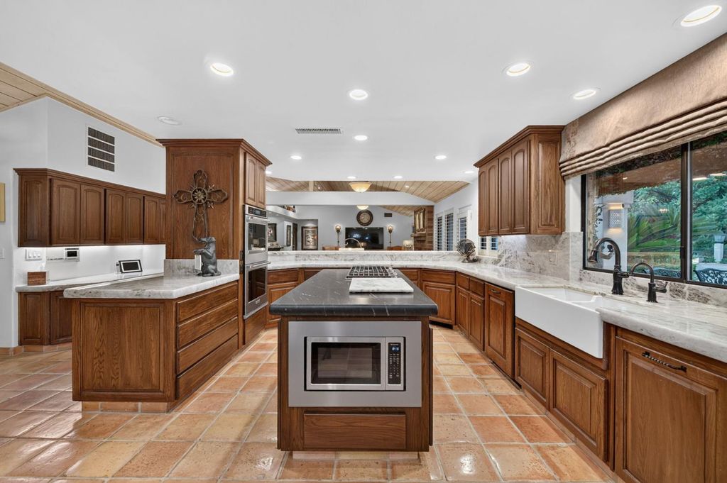 Image 22 of property listing at 5560 N Forkner Avenue, Fresno, CA 93711
