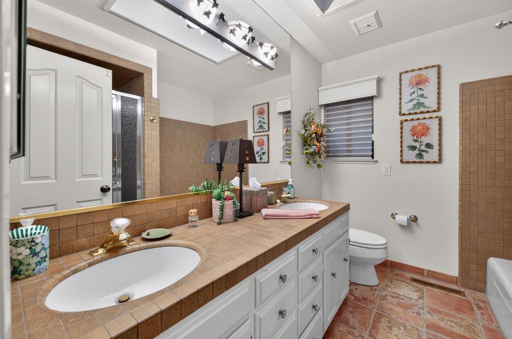 Image 36 of property listing at 5560 N Forkner Avenue, Fresno, CA 93711