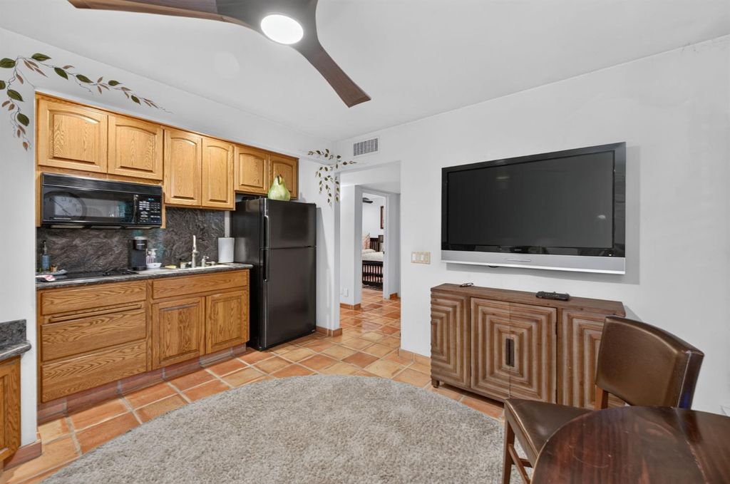 Image 41 of property listing at 5560 N Forkner Avenue, Fresno, CA 93711