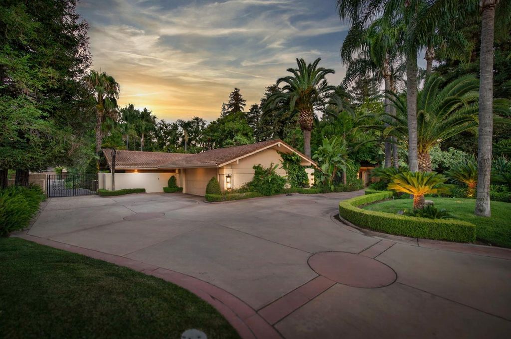 Image 7 of property listing at 5560 N Forkner Avenue, Fresno, CA 93711