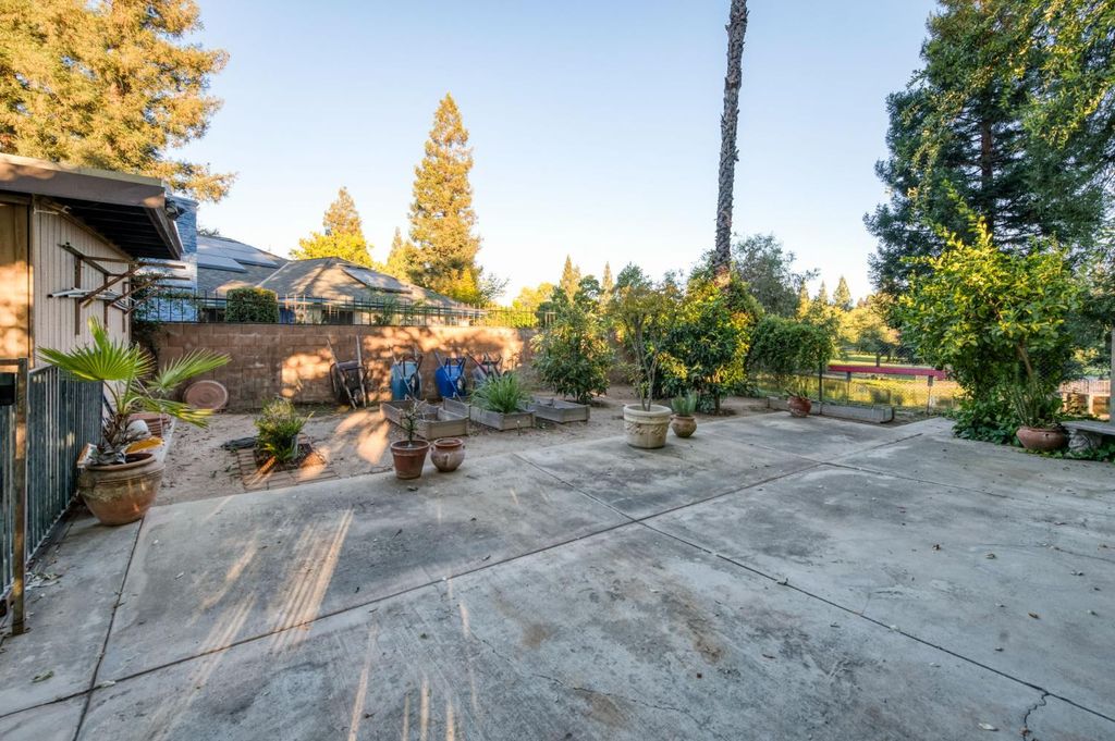Image 72 of property listing at 5560 N Forkner Avenue, Fresno, CA 93711