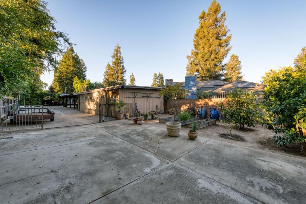Image 74 of property listing at 5560 N Forkner Avenue, Fresno, CA 93711