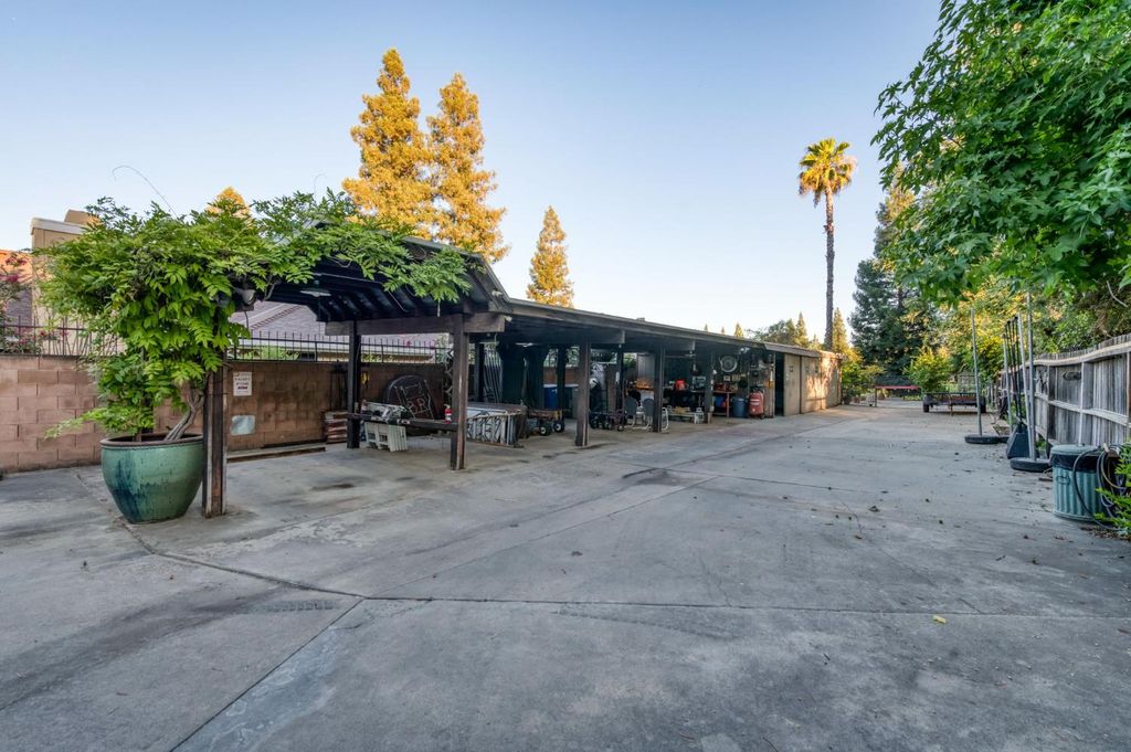 Image 75 of property listing at 5560 N Forkner Avenue, Fresno, CA 93711