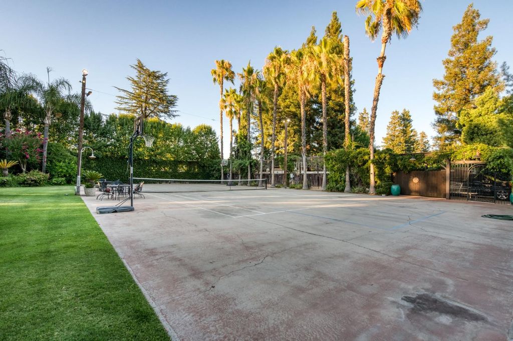 Image 77 of property listing at 5560 N Forkner Avenue, Fresno, CA 93711