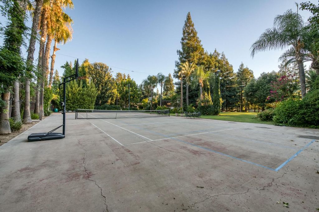 Image 78 of property listing at 5560 N Forkner Avenue, Fresno, CA 93711