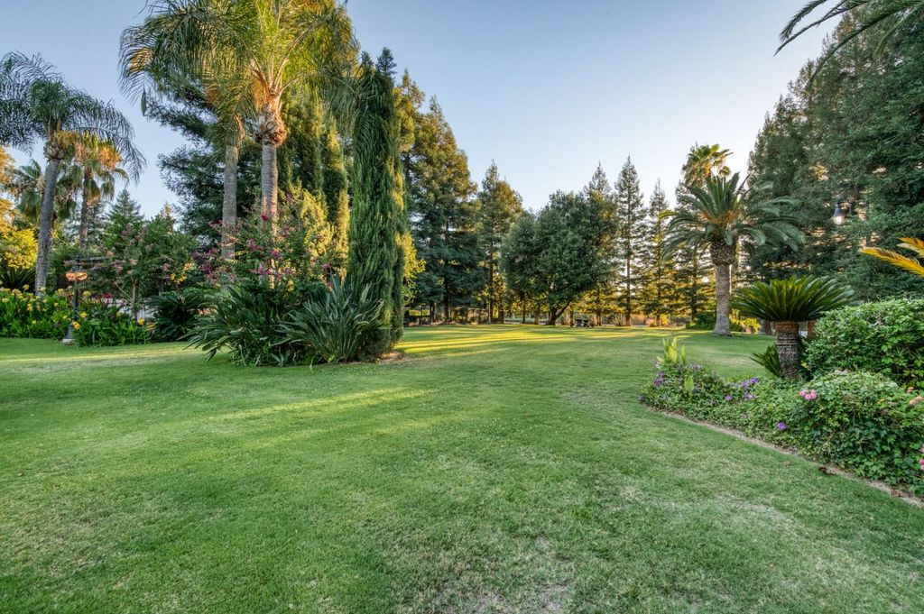 Image 79 of property listing at 5560 N Forkner Avenue, Fresno, CA 93711