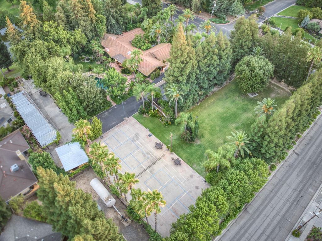 Image 87 of property listing at 5560 N Forkner Avenue, Fresno, CA 93711