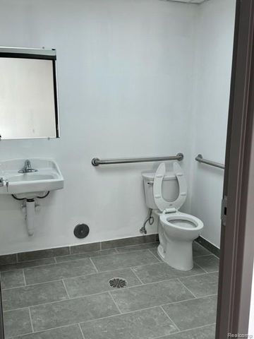 13655 Northline Road, Southgate, MI 48195