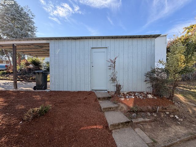 401 N COMSTOCK Rd, Sutherlin, OR 97479