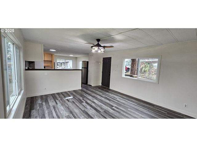 401 N COMSTOCK Rd, Sutherlin, OR 97479