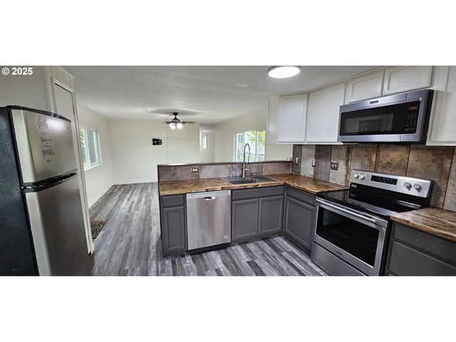 401 N COMSTOCK Rd, Sutherlin, OR 97479