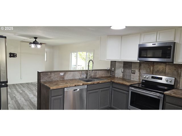 401 N COMSTOCK Rd, Sutherlin, OR 97479