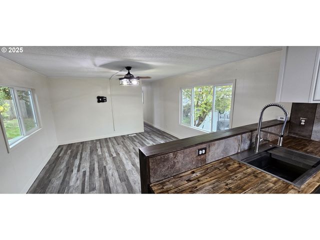 401 N COMSTOCK Rd, Sutherlin, OR 97479