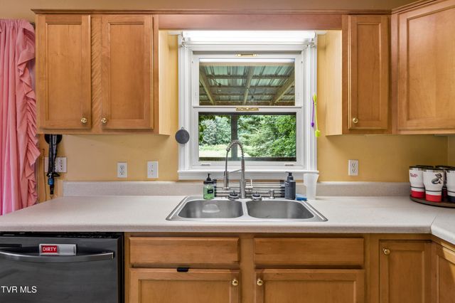 127 Hallborough Drive, Jonesborough, TN 37659