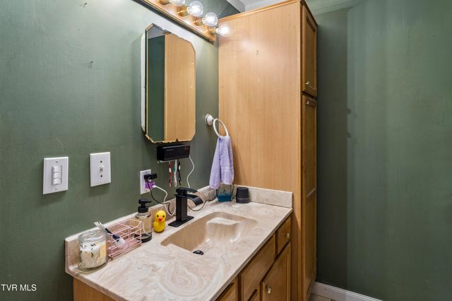 127 Hallborough Drive, Jonesborough, TN 37659