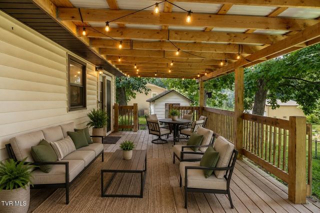 127 Hallborough Drive, Jonesborough, TN 37659