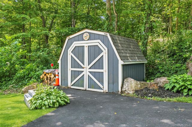 228 W Mombasha Road, Monroe, NY 10950