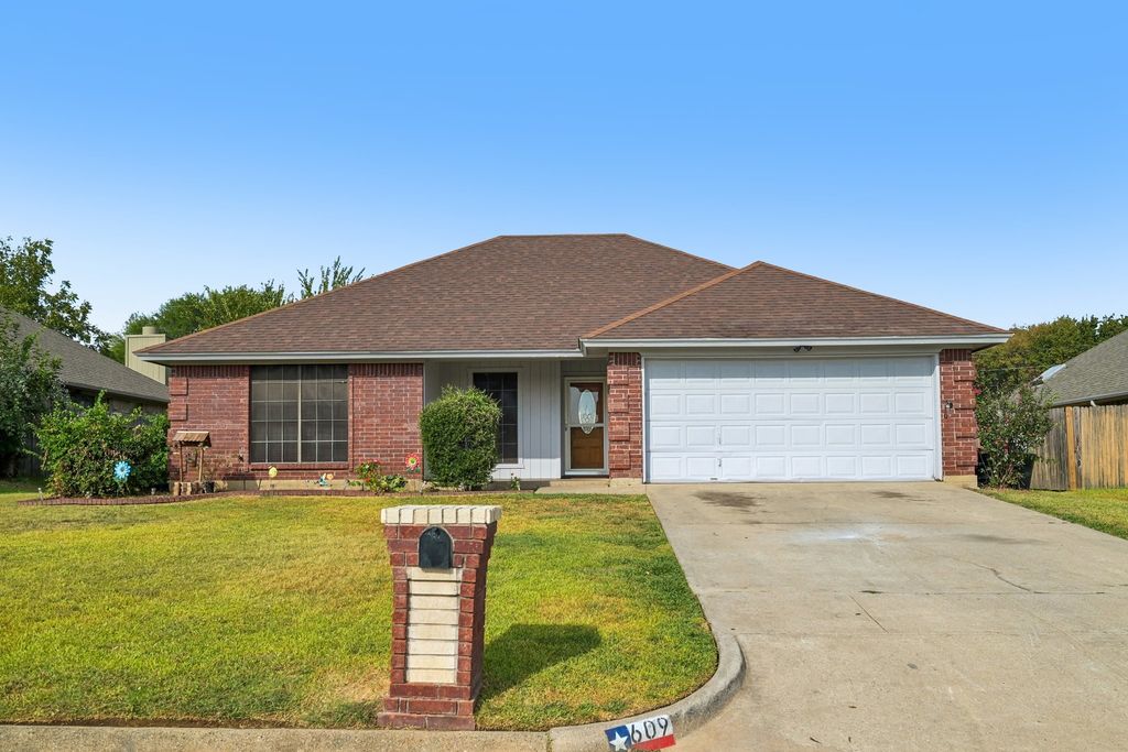 609 Ruth Drive, Kennedale, TX 76060 — exterior