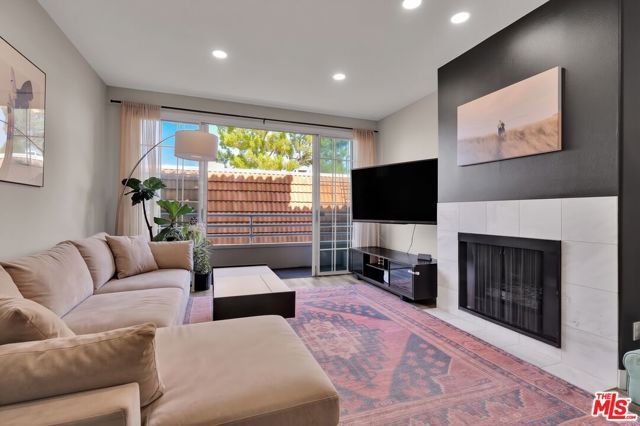 810 S Lucerne Boulevard 203, Los Angeles, CA 90005