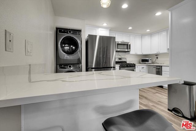 810 S Lucerne Boulevard 203, Los Angeles, CA 90005
