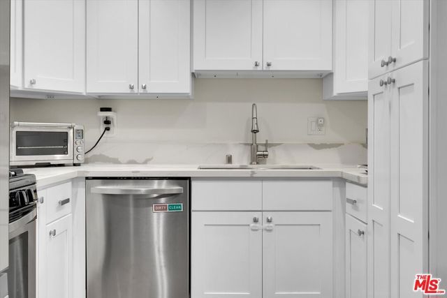 810 S Lucerne Boulevard 203, Los Angeles, CA 90005