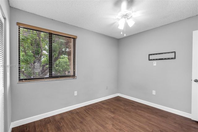 341 W Park Dr 203-15, Miami, FL 33172