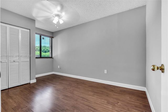 341 W Park Dr 203-15, Miami, FL 33172