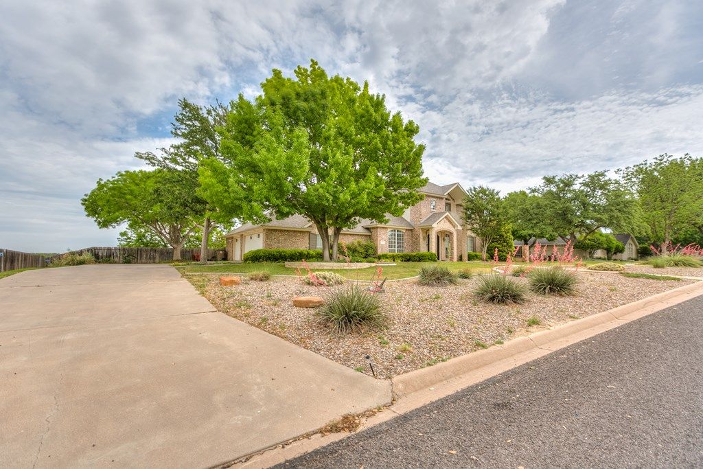 Image 2 of property listing at 1218 Ashford Dr, San Angelo, TX 76901