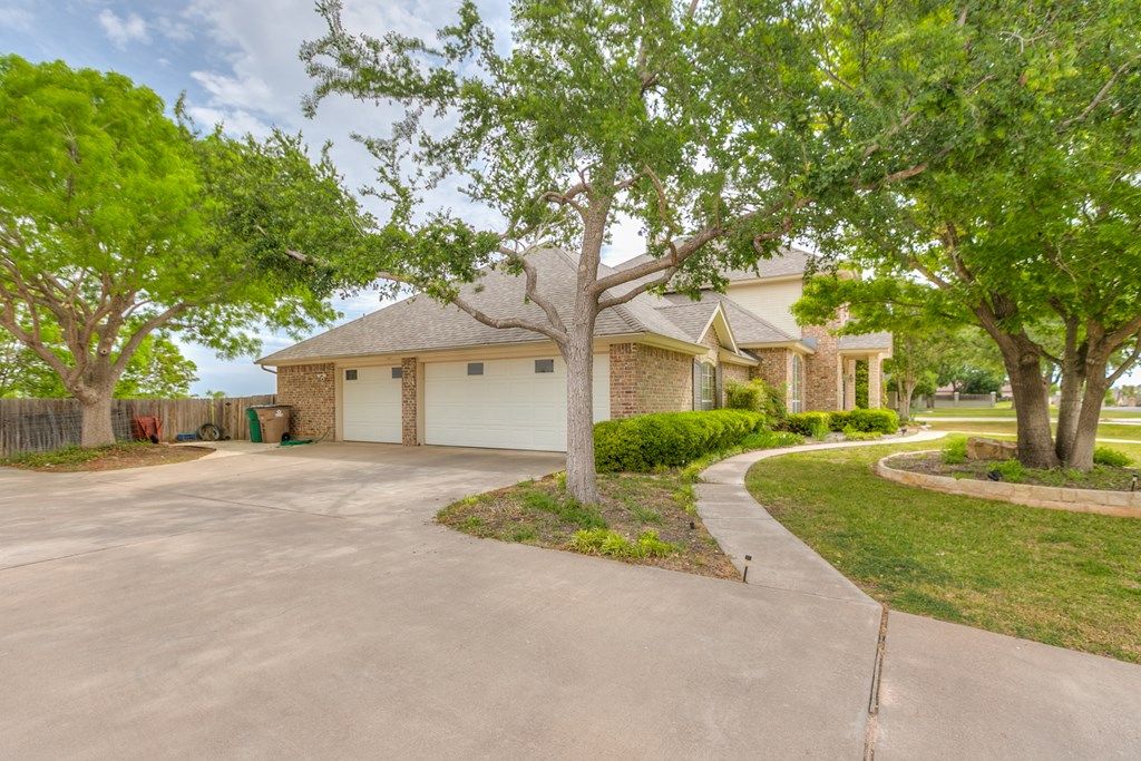 Image 3 of property listing at 1218 Ashford Dr, San Angelo, TX 76901