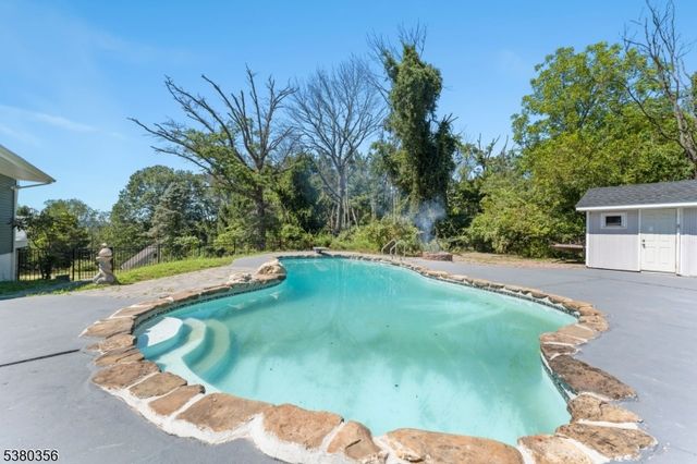 1 Rossi Dr, Clinton Twp., NJ 08809