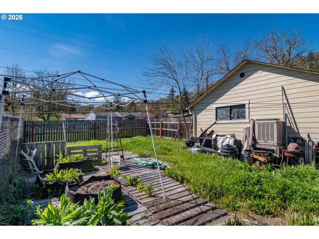 597 Se RAMP St, Roseburg, OR 97470