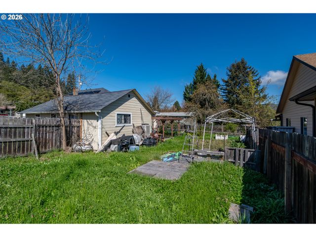 597 Se RAMP St, Roseburg, OR 97470