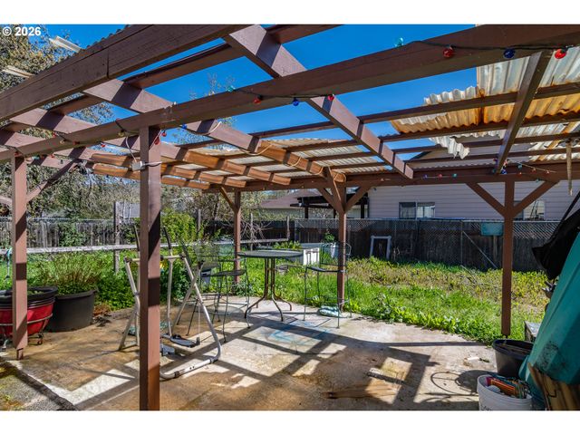 597 Se RAMP St, Roseburg, OR 97470