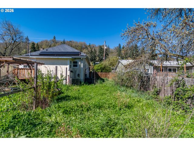 597 Se RAMP St, Roseburg, OR 97470