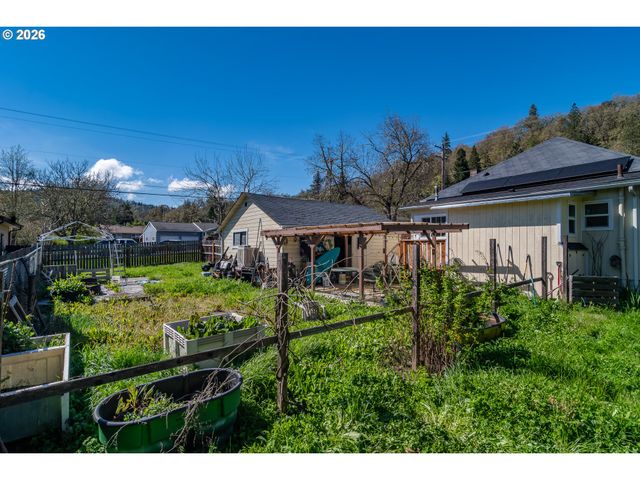 597 Se RAMP St, Roseburg, OR 97470