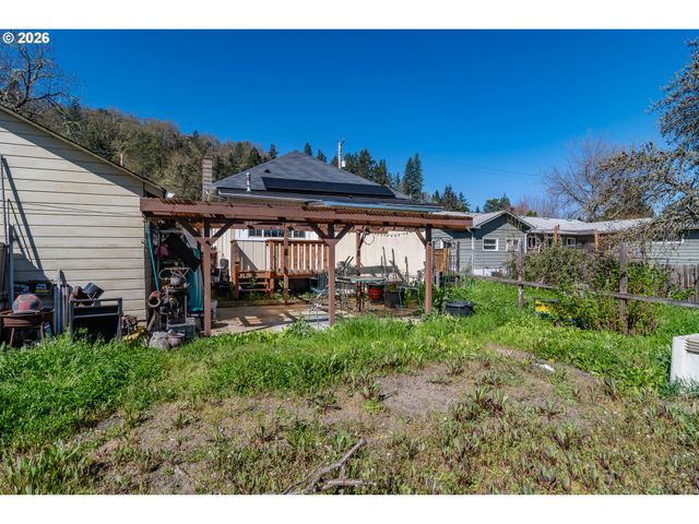 597 Se RAMP St, Roseburg, OR 97470