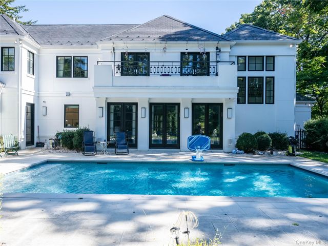 16 Ridge Drive E, Great Neck, NY 11021