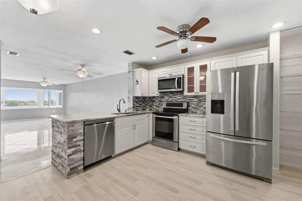 Image 5 of property listing at 100 BLUFF VIEW DRIVE 409C, Belleair Bluffs, FL 33770