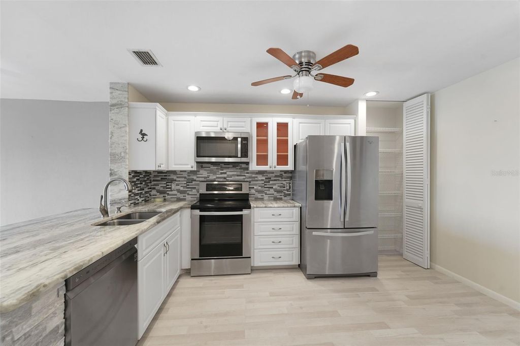 Image 6 of property listing at 100 BLUFF VIEW DRIVE 409C, Belleair Bluffs, FL 33770