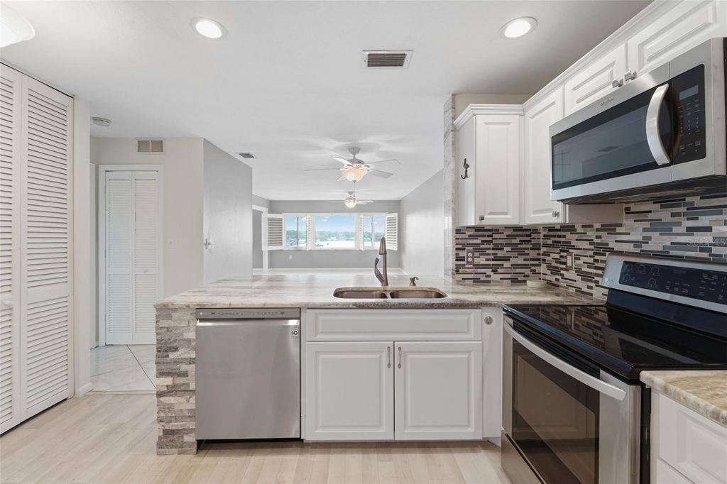 Image 7 of property listing at 100 BLUFF VIEW DRIVE 409C, Belleair Bluffs, FL 33770