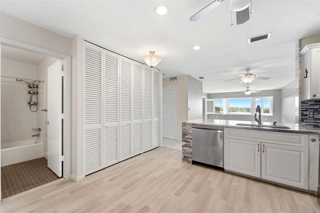 Image 8 of property listing at 100 BLUFF VIEW DRIVE 409C, Belleair Bluffs, FL 33770