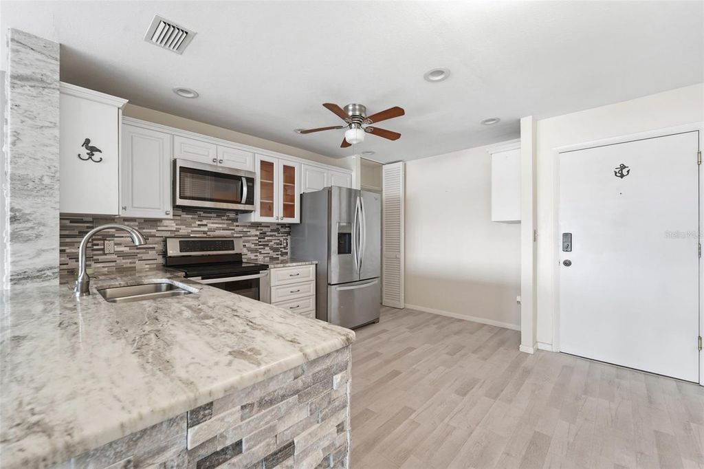 Image 9 of property listing at 100 BLUFF VIEW DRIVE 409C, Belleair Bluffs, FL 33770