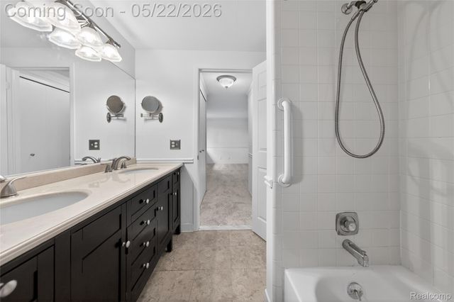 2853 Trailwood Drive, Rochester Hills, MI 48309